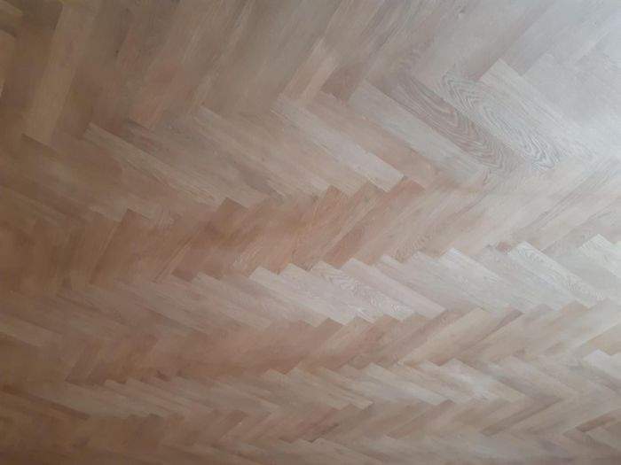 Nous posons les parquets et les lambris.