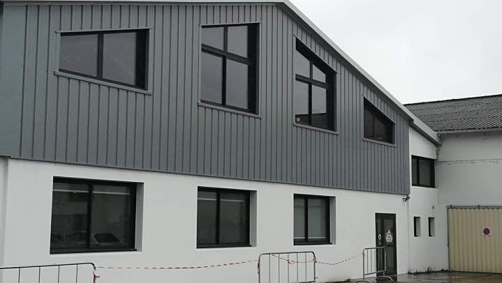 Nous fabriquons des menuiseries en aluminium.