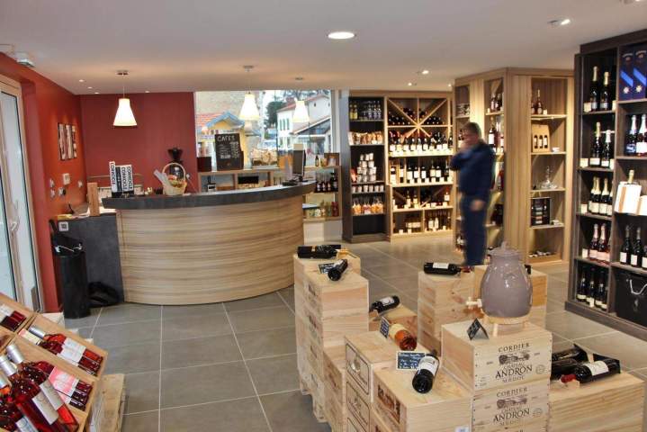 Nous sommes spécialisés dans la menuiserie intérieure et extérieure.