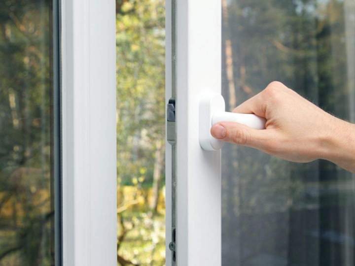 Nous installons les menuiseries en PVC.